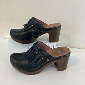 Dansko Deni Fringe Black Leather Sz 39 US 8.5 Womens Platform Mule Clogs